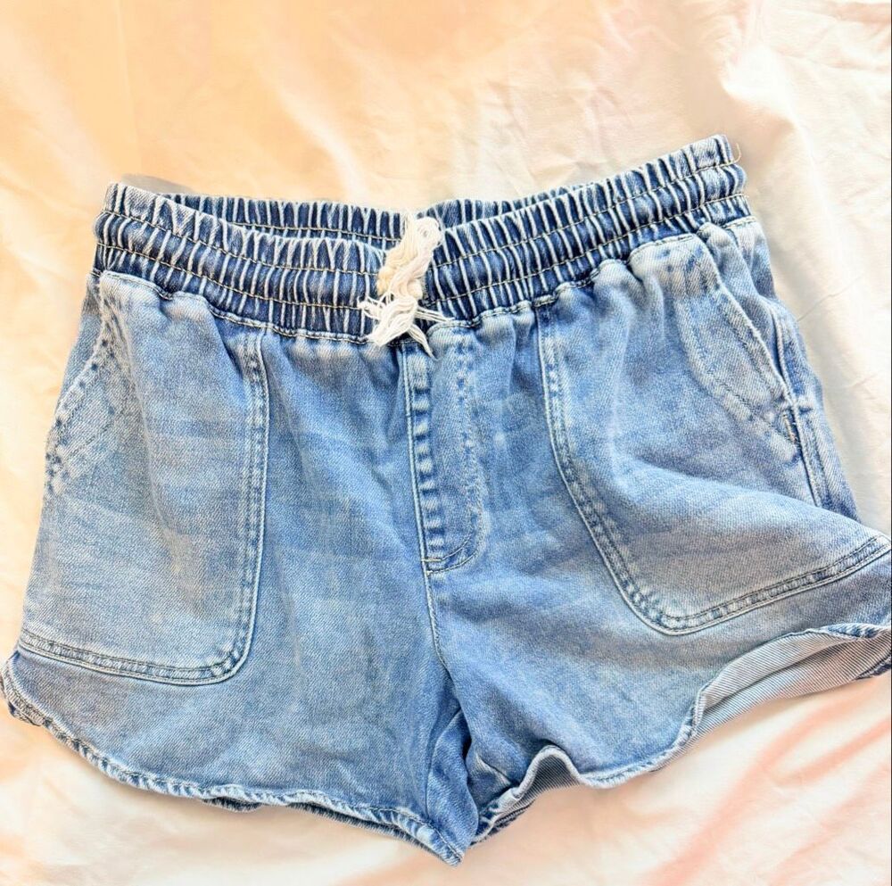 Maurices Light Wash Distressed Raw Hem Denim Cutoff Shorts Size XS 0/2